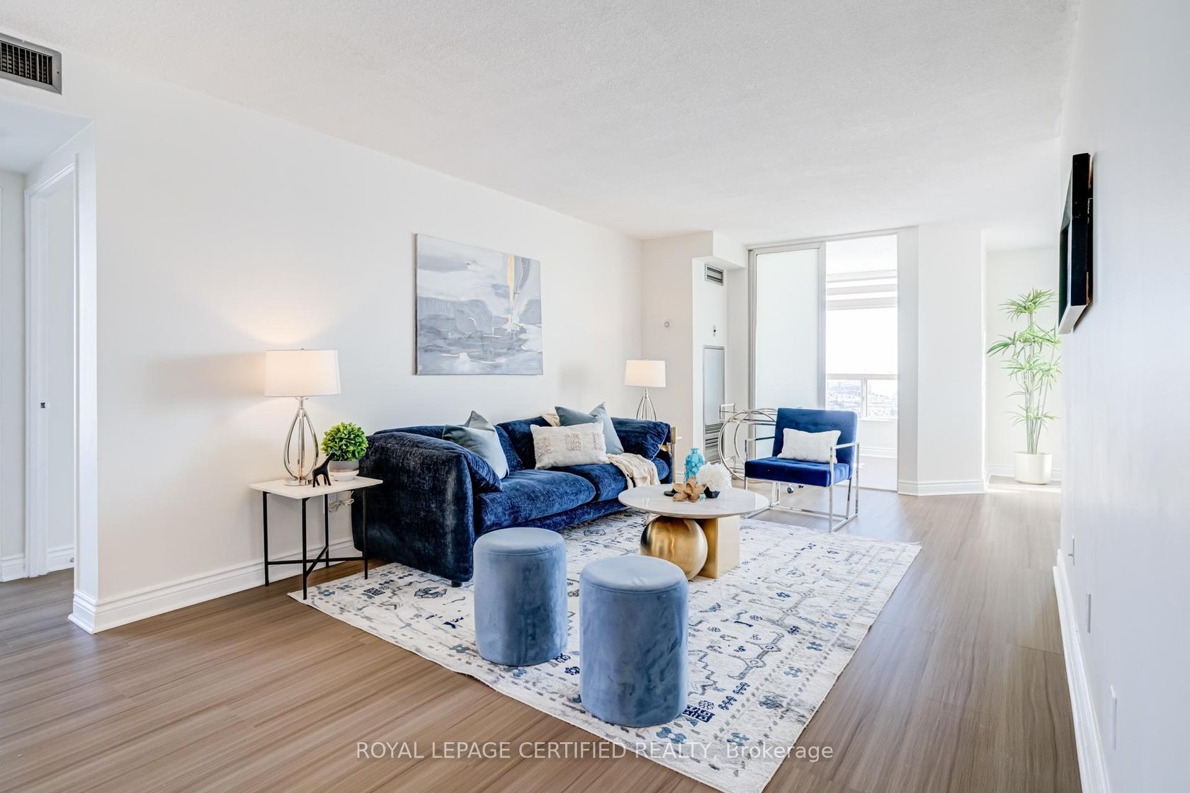 2203 - 4460 Tucana Court, Hurontario, Mississauga by Loree Meneguzzi Real Estate 2203 - 4460 Tucana Court, Hurontario, Mississauga