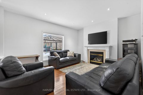 Photo 11 at 60 Wolfson Crescent, Oak Ridges Lake Wilcox, Richmond Hill