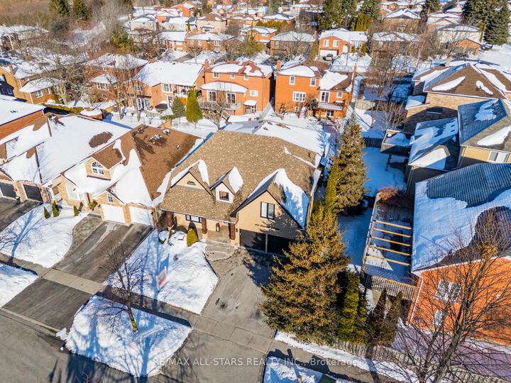 Photo 3 at 102 Dawnhill Avenue, McLaughlin, Oshawa