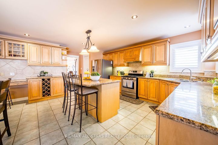 Photo 15 at 102 Dawnhill Avenue, McLaughlin, Oshawa