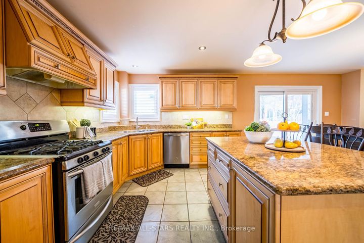 Photo 17 at 102 Dawnhill Avenue, McLaughlin, Oshawa