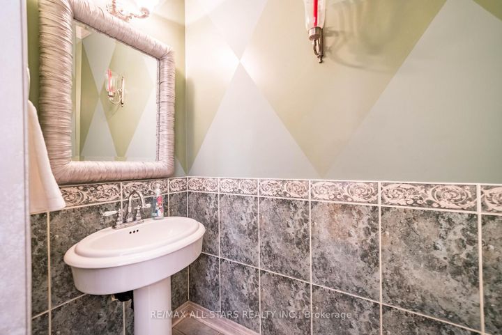 Photo 24 at 102 Dawnhill Avenue, McLaughlin, Oshawa