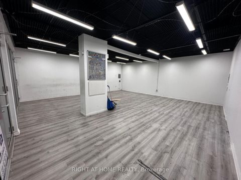 Photo 3 at 39 - 384 Yonge Street, Bay Street Corridor, Toronto