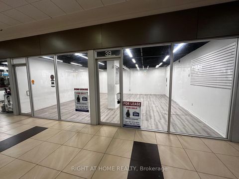 Photo 4 at 39 - 384 Yonge Street, Bay Street Corridor, Toronto