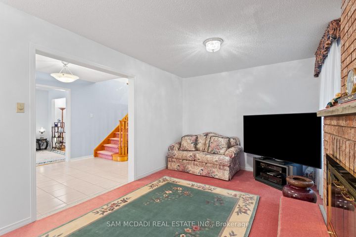 Photo 3 at 4461 Gladebrook Crescent, East Credit, Mississauga