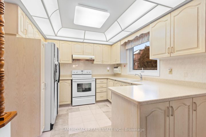 Photo 7 at 4461 Gladebrook Crescent, East Credit, Mississauga