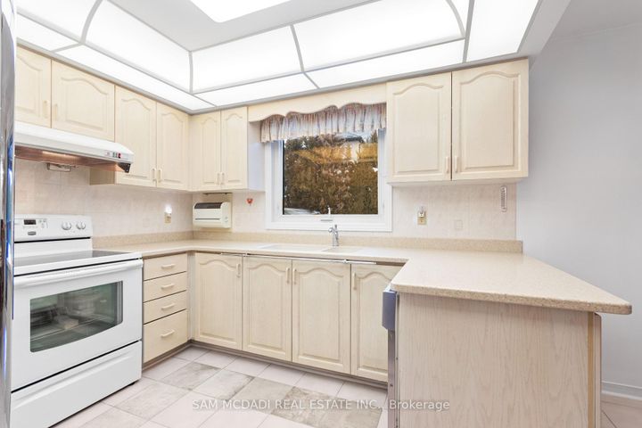 Photo 8 at 4461 Gladebrook Crescent, East Credit, Mississauga