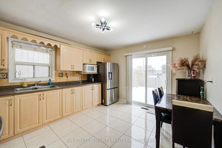 Photo 6 at 107 Autumn Glen Circle, Clairville, Toronto