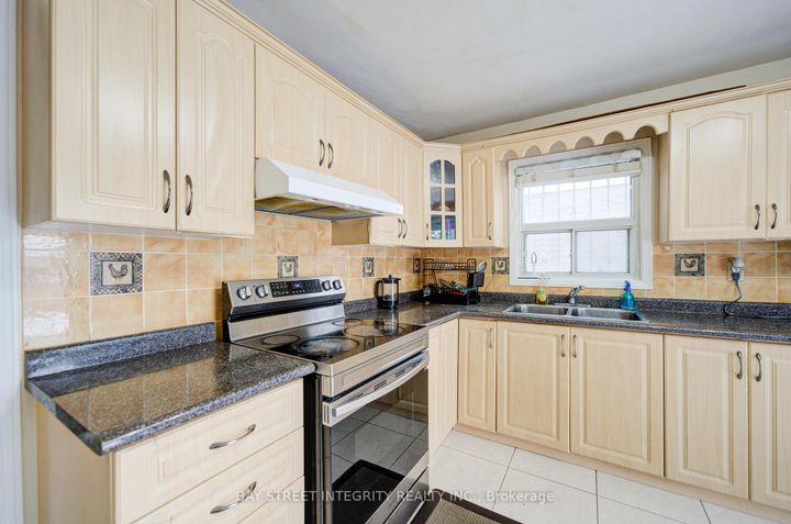 Photo 7 at 107 Autumn Glen Circle, Clairville, Toronto