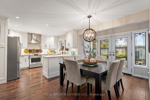 Photo 3 at 7 Mahogany Court, Aurora Highlands, Aurora