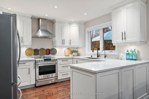 Photo 4 at 7 Mahogany Court, Aurora Highlands, Aurora