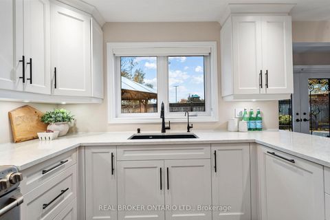 Photo 6 at 7 Mahogany Court, Aurora Highlands, Aurora