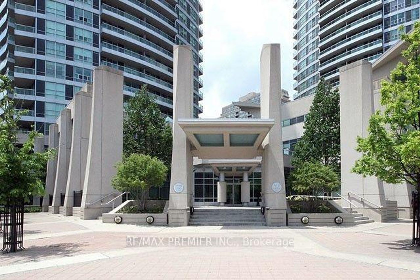 612 - 33 Elm Drive W, City Centre, Mississauga by Loree Meneguzzi Real Estate 612 - 33 Elm Drive W, City Centre, Mississauga