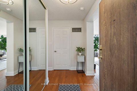 Photo 2 at 1607 - 4235 Sherwoodtowne Boulevard, City Centre, Mississauga