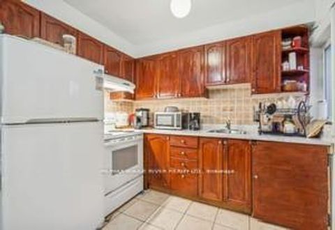 Photo 10 at 49 - 740 Kennedy Road, Ionview, Toronto