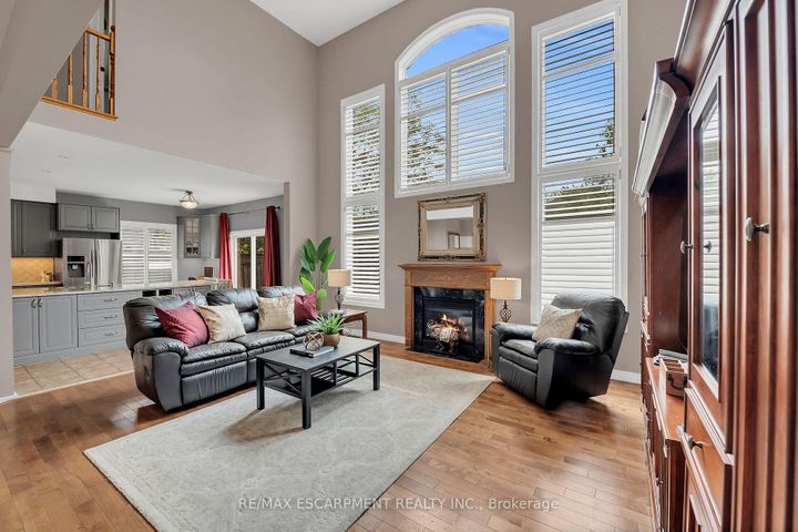 Photo 4 at 4 Moonstone Court, Gurnett, Hamilton