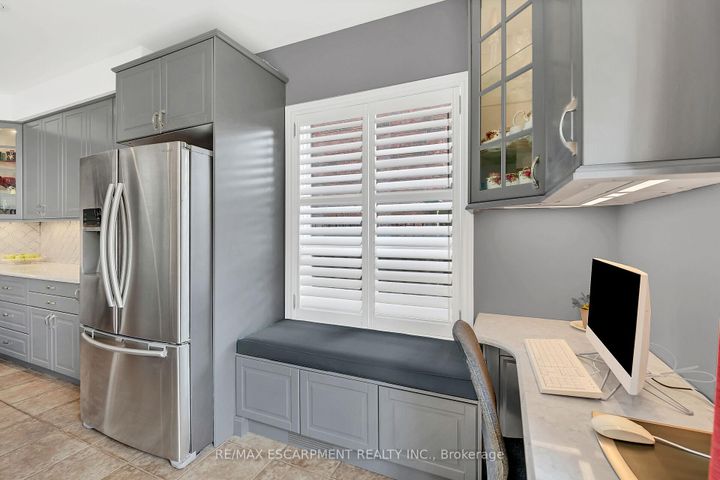 Photo 8 at 4 Moonstone Court, Gurnett, Hamilton