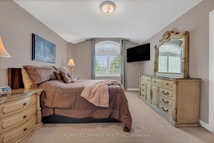 Photo 22 at 4 Moonstone Court, Gurnett, Hamilton