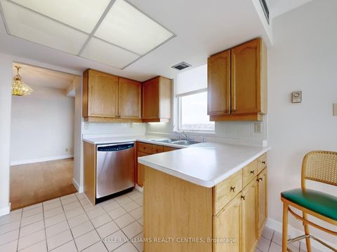 Photo 10 at 819 - 32 Clarissa Drive, Harding, Richmond Hill
