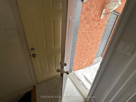 Photo 10 at 1 Humber Forest Court, Sonoma Heights, Vaughan