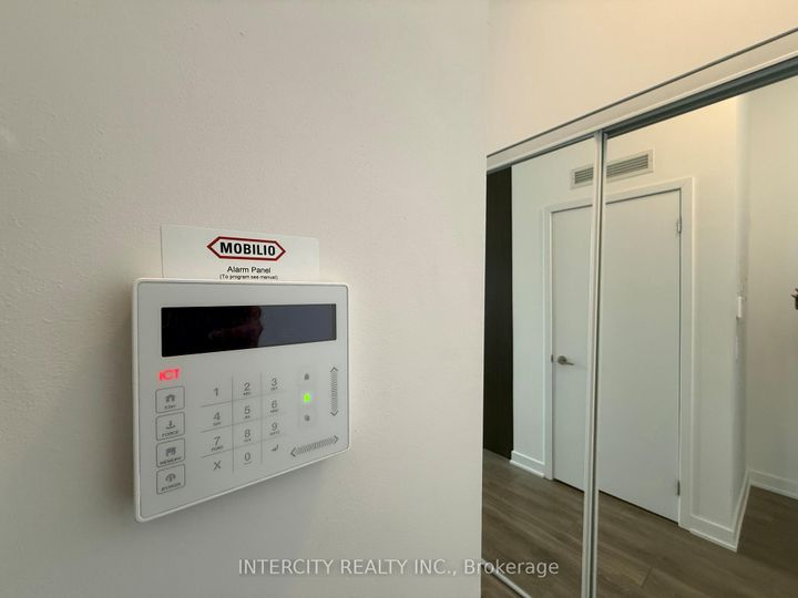 Photo 6 at 1608 - 60 Honeycrisp Crescent, Vaughan Corporate Centre, Vaughan