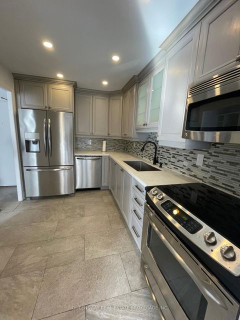 Photo 2 at 504 - 10 Edgecliff Golfway, Flemingdon Park, Toronto