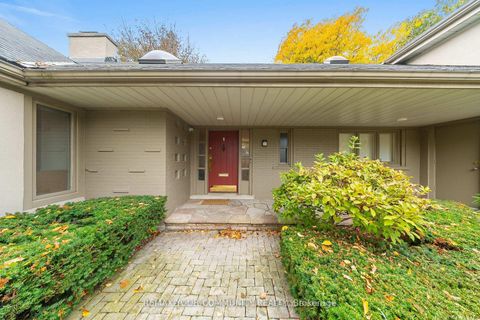 Photo 2 at 154 Old Yonge Street, Windfields, Toronto