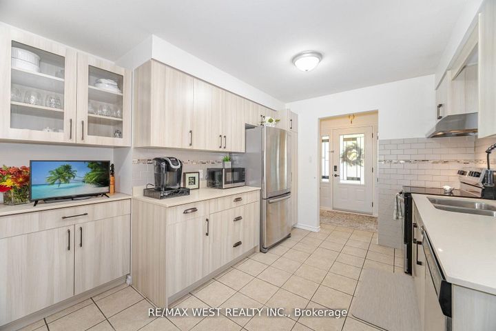 Photo 5 at 17 Malcolm Crescent, Central Park, Brampton