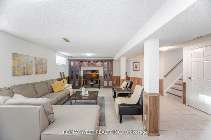 Photo 19 at 17 Malcolm Crescent, Central Park, Brampton