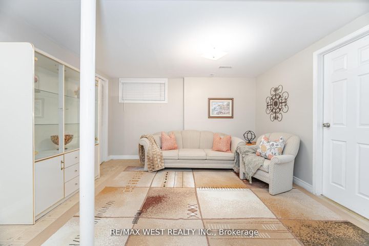 Photo 24 at 17 Malcolm Crescent, Central Park, Brampton