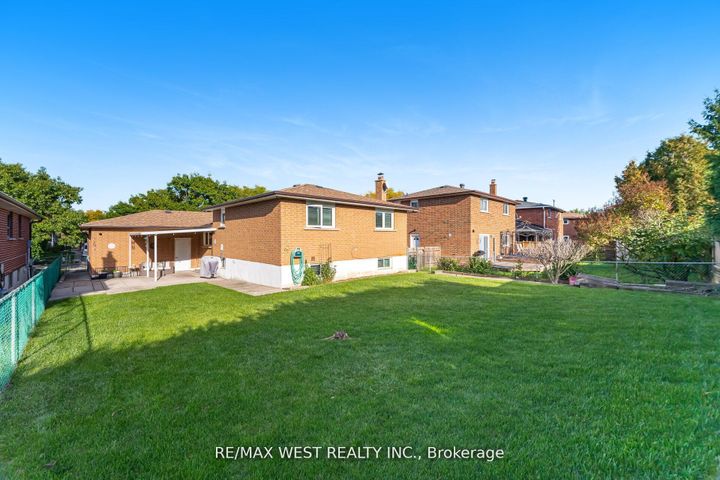 Photo 29 at 17 Malcolm Crescent, Central Park, Brampton