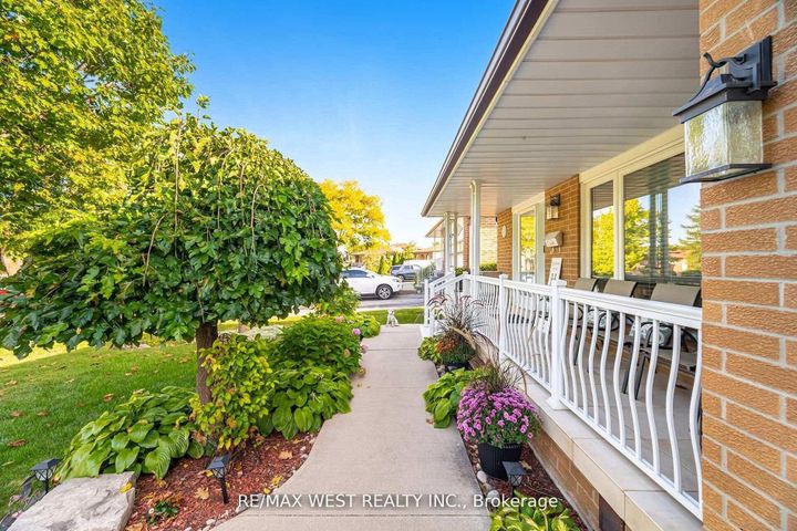 Photo 32 at 17 Malcolm Crescent, Central Park, Brampton