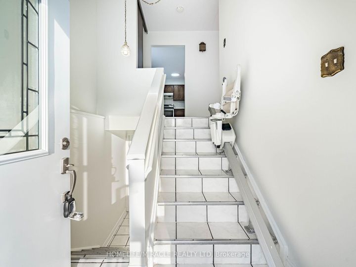 Photo 2 at 209 Apache Trail, Pleasant View, Toronto