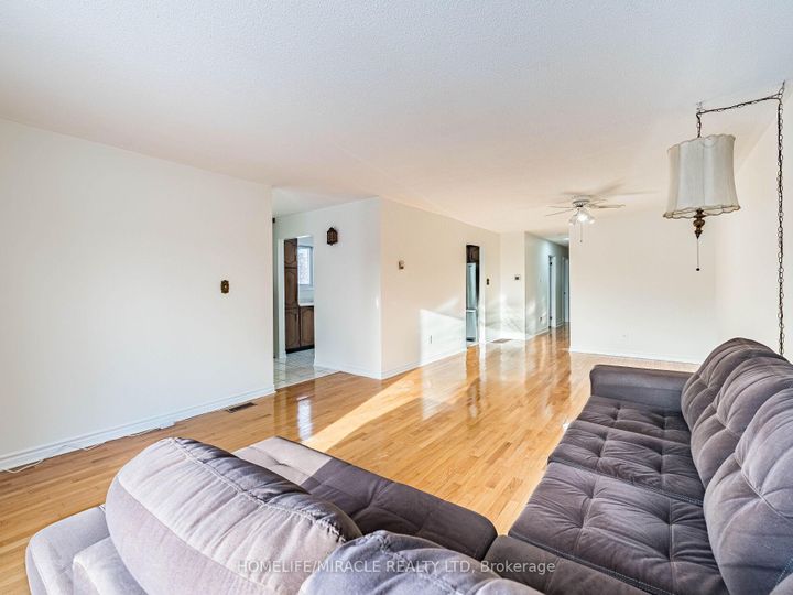 Photo 5 at 209 Apache Trail, Pleasant View, Toronto