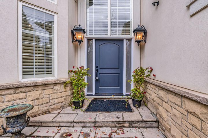 Photo 1 at 35 Playfair Court, Ancaster, Hamilton