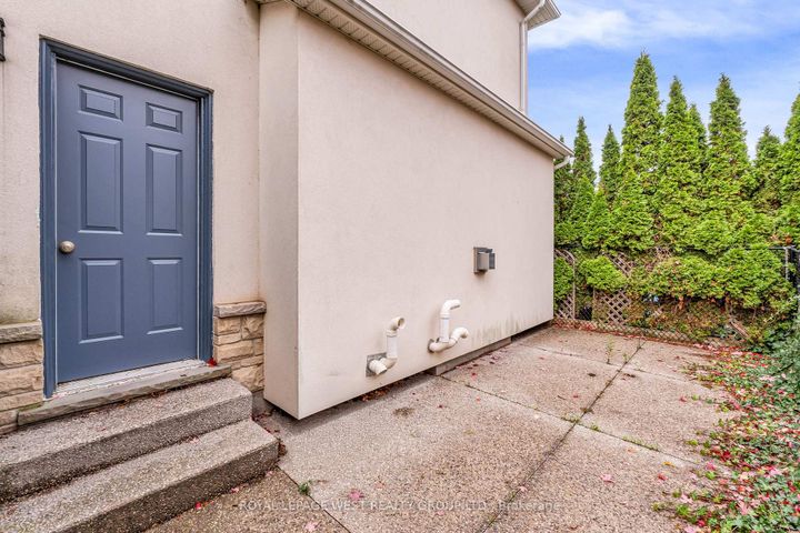 Photo 31 at 35 Playfair Court, Ancaster, Hamilton
