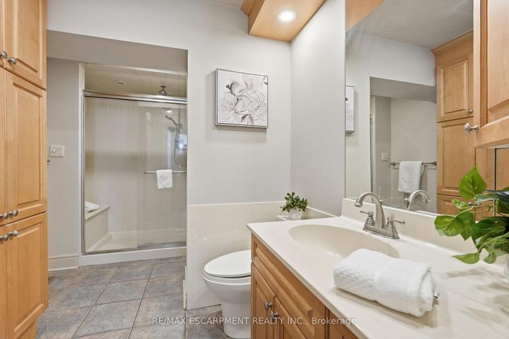 Photo 12 at 2 Union Street, Waterdown, Hamilton