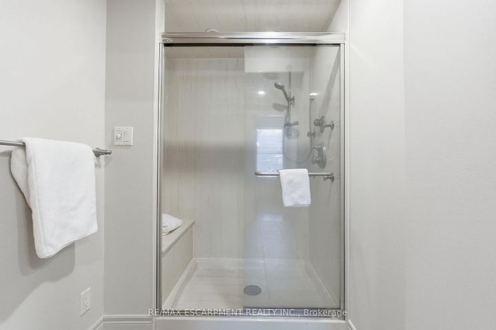 Photo 13 at 2 Union Street, Waterdown, Hamilton