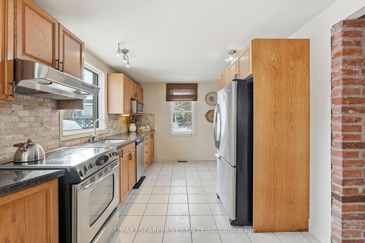 Photo 24 at 2 Union Street, Waterdown, Hamilton