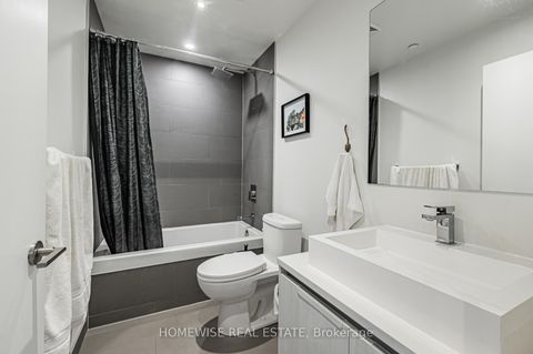 Photo 10 at 1009 - 111 Bathurst Street, Waterfront Communities C1, Toronto