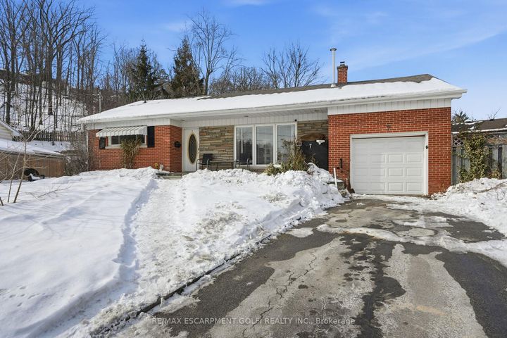 Photo 1 at 7 Piott Court, Stoney Creek, Hamilton