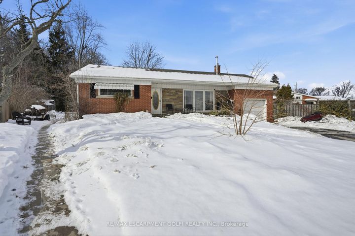 Photo 2 at 7 Piott Court, Stoney Creek, Hamilton