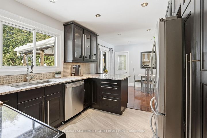 Photo 3 at 7 Piott Court, Stoney Creek, Hamilton