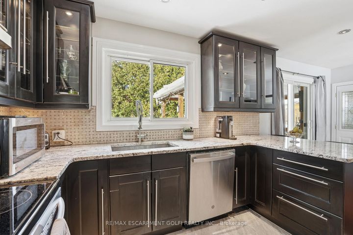 Photo 4 at 7 Piott Court, Stoney Creek, Hamilton