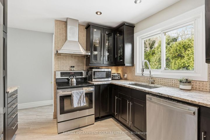 Photo 5 at 7 Piott Court, Stoney Creek, Hamilton