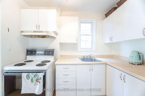 Photo 7 at 40 Warren Crescent, Lambton Baby Point, Toronto