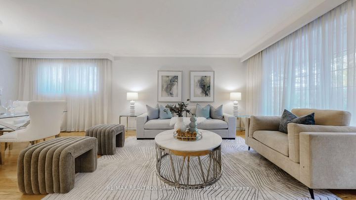 Photo 2 at 18 Brenham Crescent, Newtonbrook East, Toronto