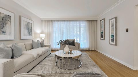 Photo 5 at 18 Brenham Crescent, Newtonbrook East, Toronto