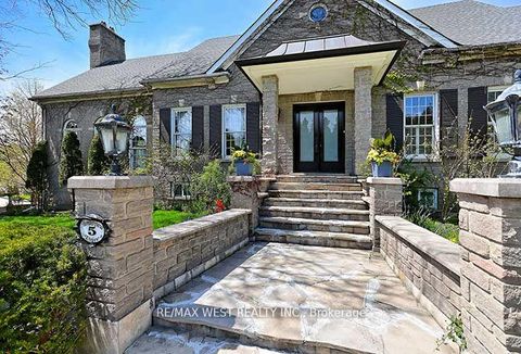 Photo 3 at 5 Humberview Drive, Islington Woods, Vaughan