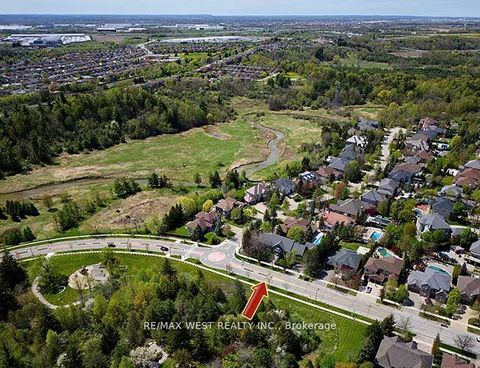 Photo 5 at 5 Humberview Drive, Islington Woods, Vaughan